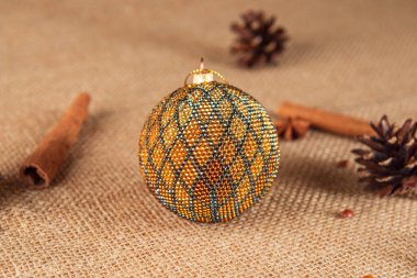 Noel küresi ya da Noel ampulü olarak da bilinen boncuklardan elde edilen el yapımı Noel balonu oyuncağı, tatil dekorunun bir parçasıdır.