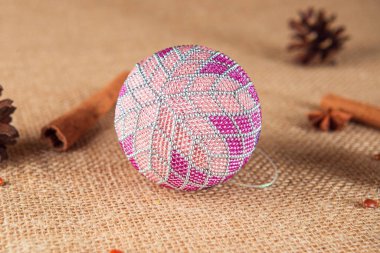 Noel küresi ya da Noel ampulü olarak da bilinen boncuklardan elde edilen el yapımı Noel balonu oyuncağı, tatil dekorunun bir parçasıdır.