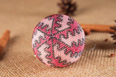 Noel küresi ya da Noel ampulü olarak da bilinen boncuklardan elde edilen el yapımı Noel balonu oyuncağı, tatil dekorunun bir parçasıdır.