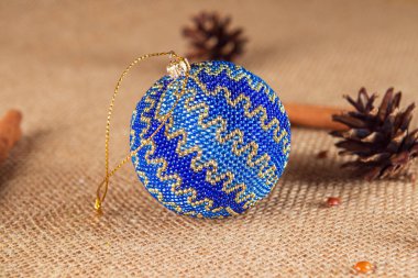 Noel küresi ya da Noel ampulü olarak da bilinen boncuklardan elde edilen el yapımı Noel balonu oyuncağı, tatil dekorunun bir parçasıdır.