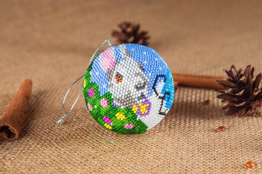 Noel küresi ya da Noel ampulü olarak da bilinen boncuklardan elde edilen el yapımı Noel balonu oyuncağı, tatil dekorunun bir parçasıdır.