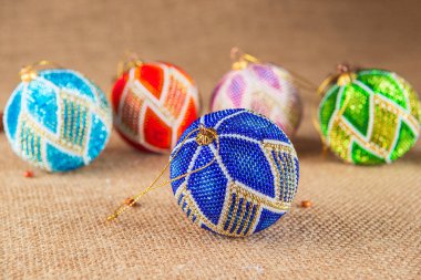 Noel küresi ya da Noel ampulü olarak da bilinen boncuklardan elde edilen el yapımı Noel balonu oyuncağı, tatil dekorunun bir parçasıdır.