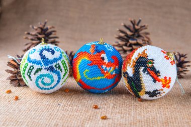 Noel küresi ya da Noel ampulü olarak da bilinen boncuklardan elde edilen el yapımı Noel balonu oyuncağı, tatil dekorunun bir parçasıdır.