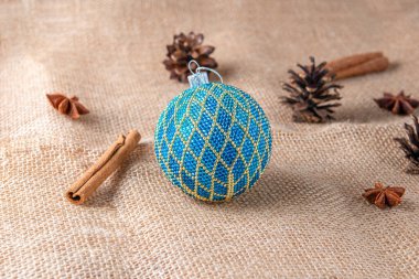 Noel küresi ya da Noel ampulü olarak da bilinen boncuklardan elde edilen el yapımı Noel balonu oyuncağı, tatil dekorunun bir parçasıdır.