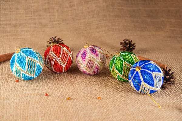 Noel küresi ya da Noel ampulü olarak da bilinen boncuklardan elde edilen el yapımı Noel balonu oyuncağı, tatil dekorunun bir parçasıdır.