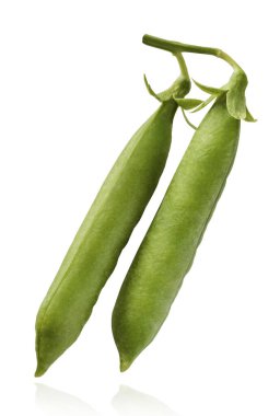 Taze taze taze taze taze bezelye kabukları beyaz arka planda izole bir şekilde havaya düşüyor. Gıda havalanması veya sıfır yerçekimi kavramı