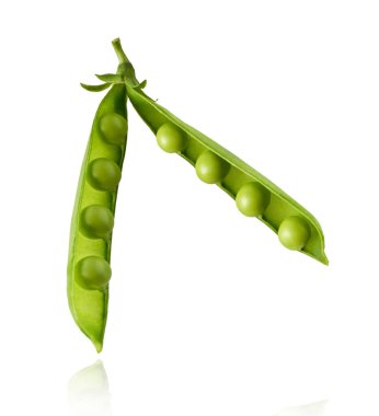 Taze taze taze taze taze bezelye kabukları beyaz arka planda izole bir şekilde havaya düşüyor. Gıda havalanması veya sıfır yerçekimi kavramı