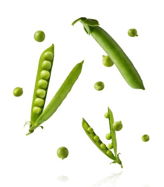 Taze taze taze taze taze bezelye kabukları beyaz arka planda izole bir şekilde havaya düşüyor. Gıda havalanması veya sıfır yerçekimi kavramı