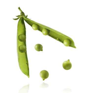 Taze taze taze taze taze bezelye kabukları beyaz arka planda izole bir şekilde havaya düşüyor. Gıda havalanması veya sıfır yerçekimi kavramı