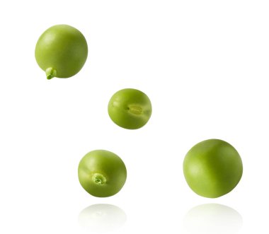 Taze çiğ bezelyeler beyaz arka planda izole bir şekilde havaya düşüyorlar. Gıda havalanması veya sıfır yerçekimi kavramı