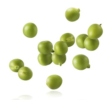 Taze çiğ bezelyeler beyaz arka planda izole bir şekilde havaya düşüyorlar. Gıda havalanması veya sıfır yerçekimi kavramı