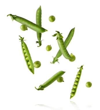 Taze taze taze taze taze bezelye kabukları beyaz arka planda izole bir şekilde havaya düşüyor. Gıda havalanması veya sıfır yerçekimi kavramı