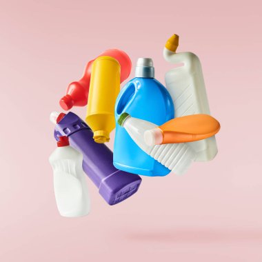 Ev temizlik ürünü. Pembe arka planda izole bir şekilde havaya düşen plastik bir şişe. Markan için ürün modeli.