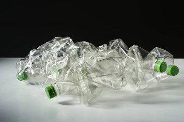 Esmer arka planda izole edilmiş plastik şişe kullanılmış. Küresel ısınma sorunu kavramı