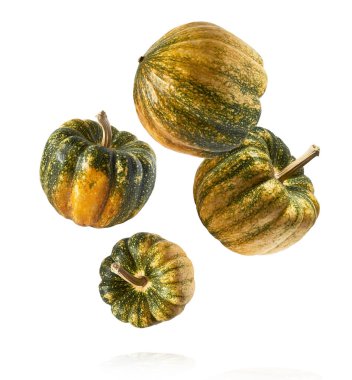 Beyaz arka planda izole bir şekilde havadan düşen taze çiğ balkabağı. Gıda havalanması sıfır yerçekimi kavramı. Yüksek çözünürlük.