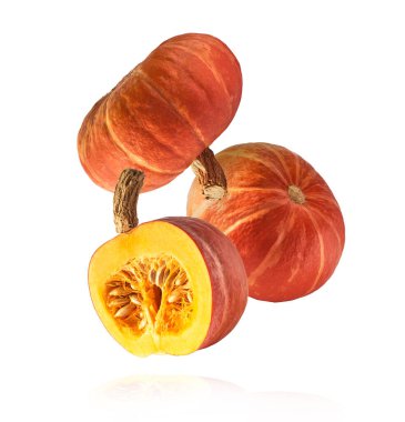 Beyaz arka planda izole bir şekilde havadan düşen taze çiğ balkabağı. Gıda havalanması sıfır yerçekimi kavramı. Yüksek çözünürlük.