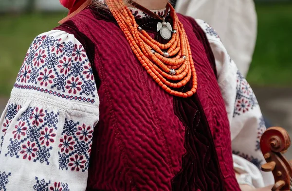 Recortado Tiro Mujer Ropa Tradicional Ucraniana —  Fotos de Stock