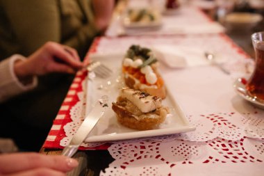 Lokantadaki leziz yiyecekleri kapatın.