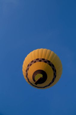 Mavi gökyüzünde uçan sarı sıcak hava balonu, Aerostat macera balonu