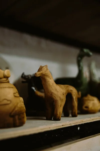 木製のテーブルの上の粘土馬の像のクローズアップビュー — ストック写真