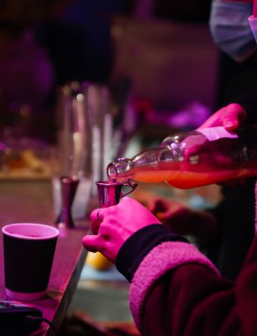 Uzman barmen gece kulübünde kokteyl hazırlıyor.