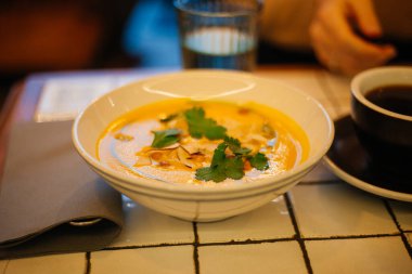 Masada maydanozlu ve mantarlı balkabağı kremalı çorba. 