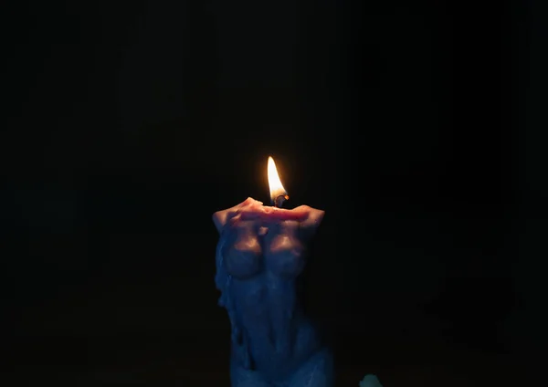 用豆蜡燃烧着美丽身材的火焰蜡烛 — 图库照片