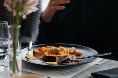 Lokantada siyah tabakta lezzetli gurme yemekleri.  