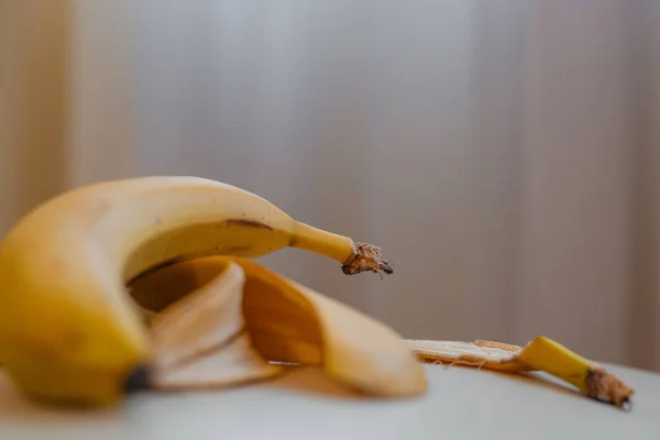 Close Tiro Banana Amarela Encontra Uma Mesa Branca — Fotografia de Stock