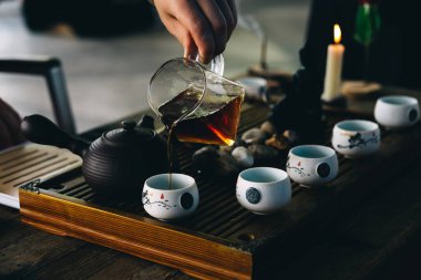 Demir çaydanlık ve fincanlarla geleneksel Asya çay seremonisi düzenlemesi