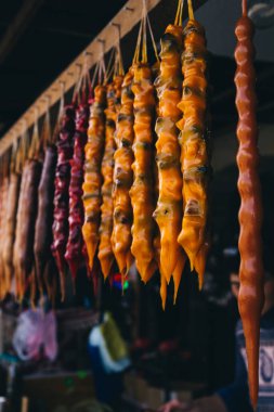 Karamelli fındıklar, Georgia 'da bir pazarda farklı renkler satılıyor. Kilisenin yanında, kırmızı üzüm, nar ve portakal aromalı.