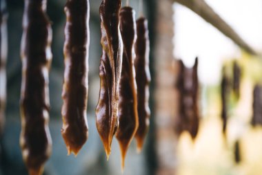 İple karamelize edilmiş fındıklar, Gürcistan 'da bir pazarda farklı renkler satılıyor. Kilisenin yanında, kırmızı üzüm, nar ve portakal aromalı.