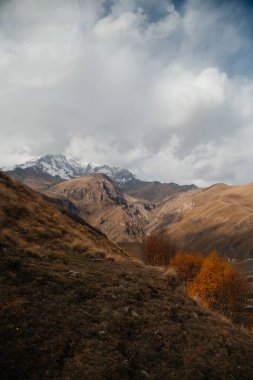 Gürcistan 'daki dağlarla güzel doğa manzarası