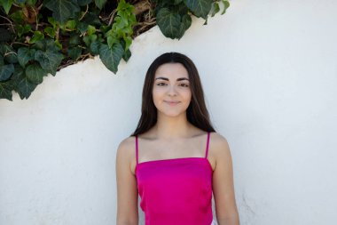 Gülümseyen esmer genç kız - Parktaki güzel ve güzel İspanyol bir kadının portresi.