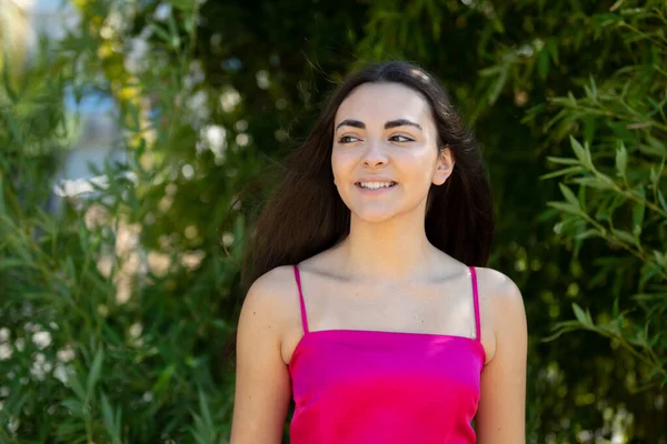 Barna Tizenéves Lány Mosolyog Portré Egy Boldog Szép Gyönyörű Spanyol — Stock Fotó