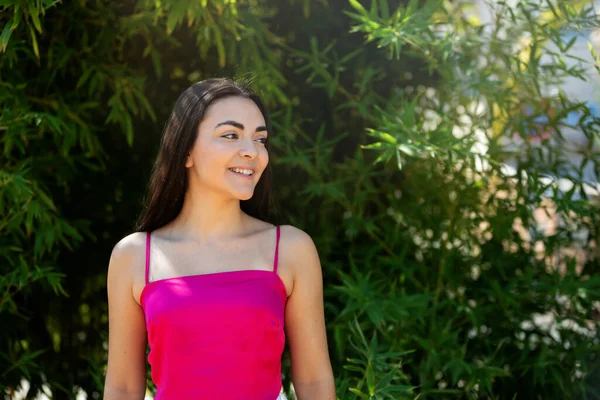 Gadis Remaja Berambut Coklat Tersenyum Potret Seorang Wanita Muda Spanyol — Stok Foto