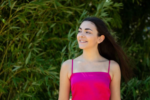 Дівчина Підліток Яка Посміхається Портрет Щасливої Прекрасної Іспанської Дівчини Парку — стокове фото