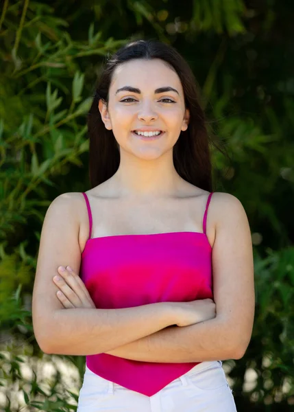Brünettes Teenager Mädchen Lächelnd Porträt Einer Glücklichen Schönen Und Schönen — Stockfoto