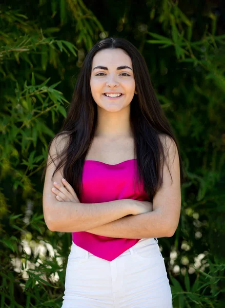 브루넷의 소녀가 미소짓는 공원에서 행복하고 아름다운 스페인 소녀의 — 스톡 사진