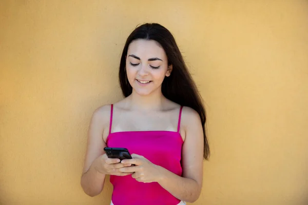 Πορτρέτο Της Όμορφης Μελαχρινής Έφηβης Που Φοράει Ροζ Μπλούζα Κοιτάζει — Φωτογραφία Αρχείου