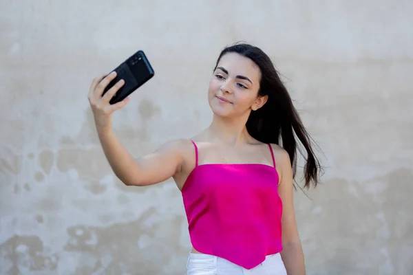 Портрет Красивої Темноволосої Дівчини Підлітка Рожевому Верхньому Одязі Дивлячись Мобільний — стокове фото