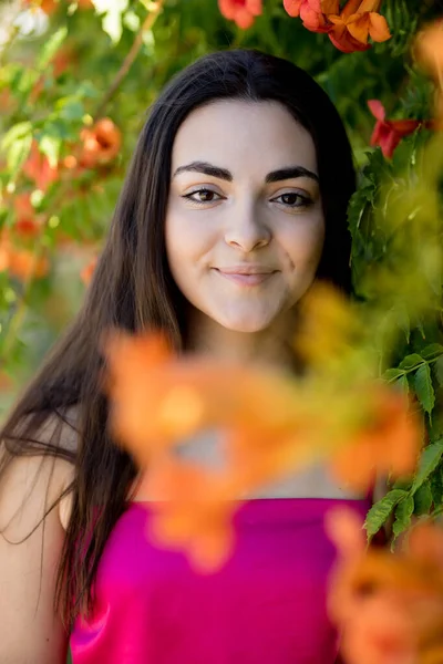 Gülümseyen Esmer Genç Kız Parktaki Güzel Güzel Spanyol Bir Kadının — Stok fotoğraf