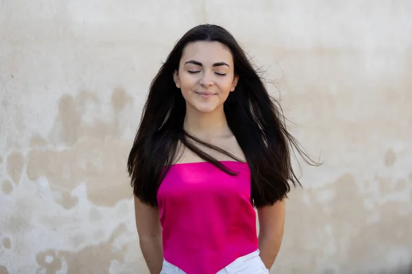 브루넷의 소녀가 미소짓는 공원에서 행복하고 아름다운 스페인 소녀의 — 스톡 사진