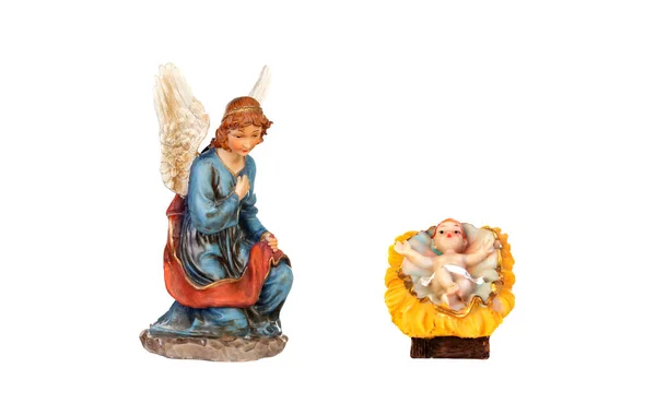 在白色背景查出的婴孩耶稣的陶瓷图和耶稣诞生场面的天使 — 图库照片