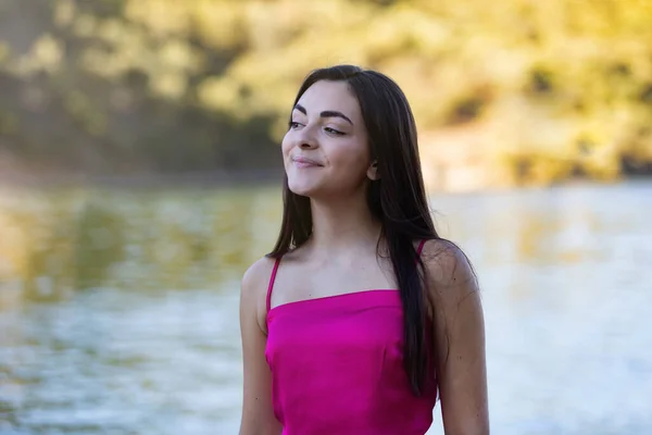 Pembe Bluzlu Güzel Bir Esmer Kızın Portresi Boş Zamanlarını Parkta — Stok fotoğraf