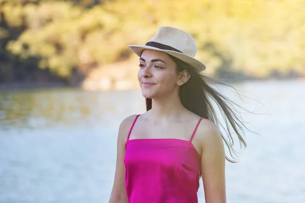 ポートレートの美しいですブルネット女の子身に着けていますザピンクトップ支出ザフリー時間で公園 — ストック写真