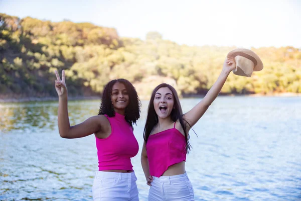 Dvě Mladé Dívky Užívají Krásný Den Přírodě — Stock fotografie