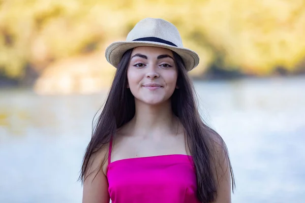 Pembe Bluzlu Güzel Bir Esmer Kızın Portresi Boş Zamanlarını Parkta — Stok fotoğraf