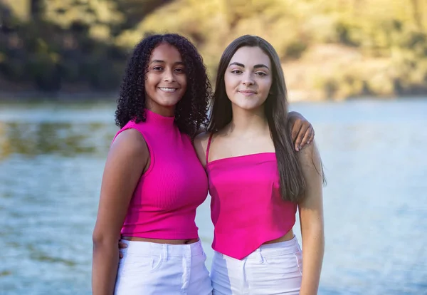 Dvě Mladé Dívky Užívají Krásný Den Přírodě — Stock fotografie