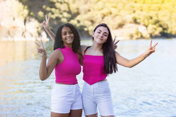 Dos Chicas Jóvenes Disfrutando Buen Día Naturaleza —  Fotos de Stock